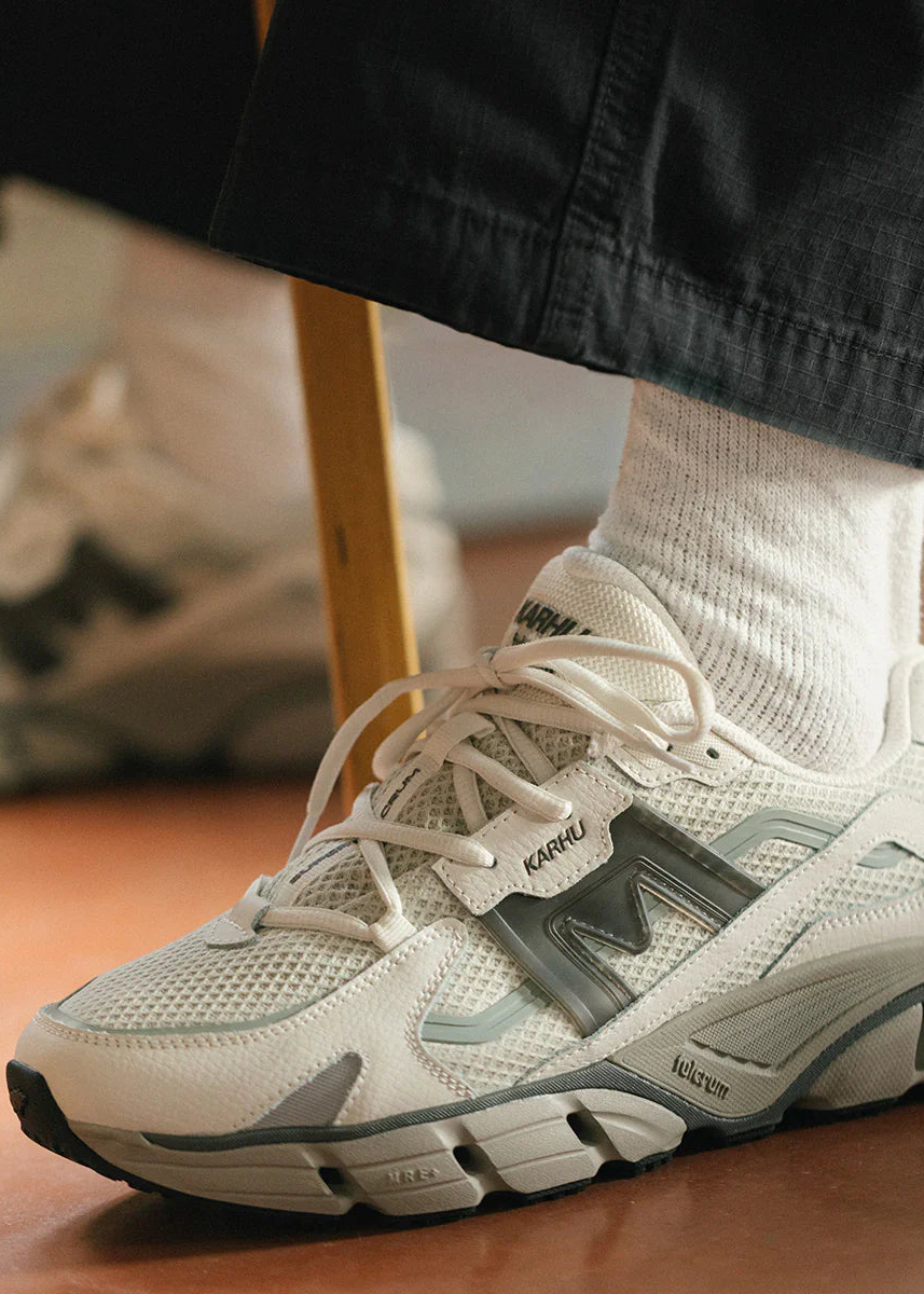 KARHU Super Fulcrum Blanc de Blanc / Dark Gull Gray