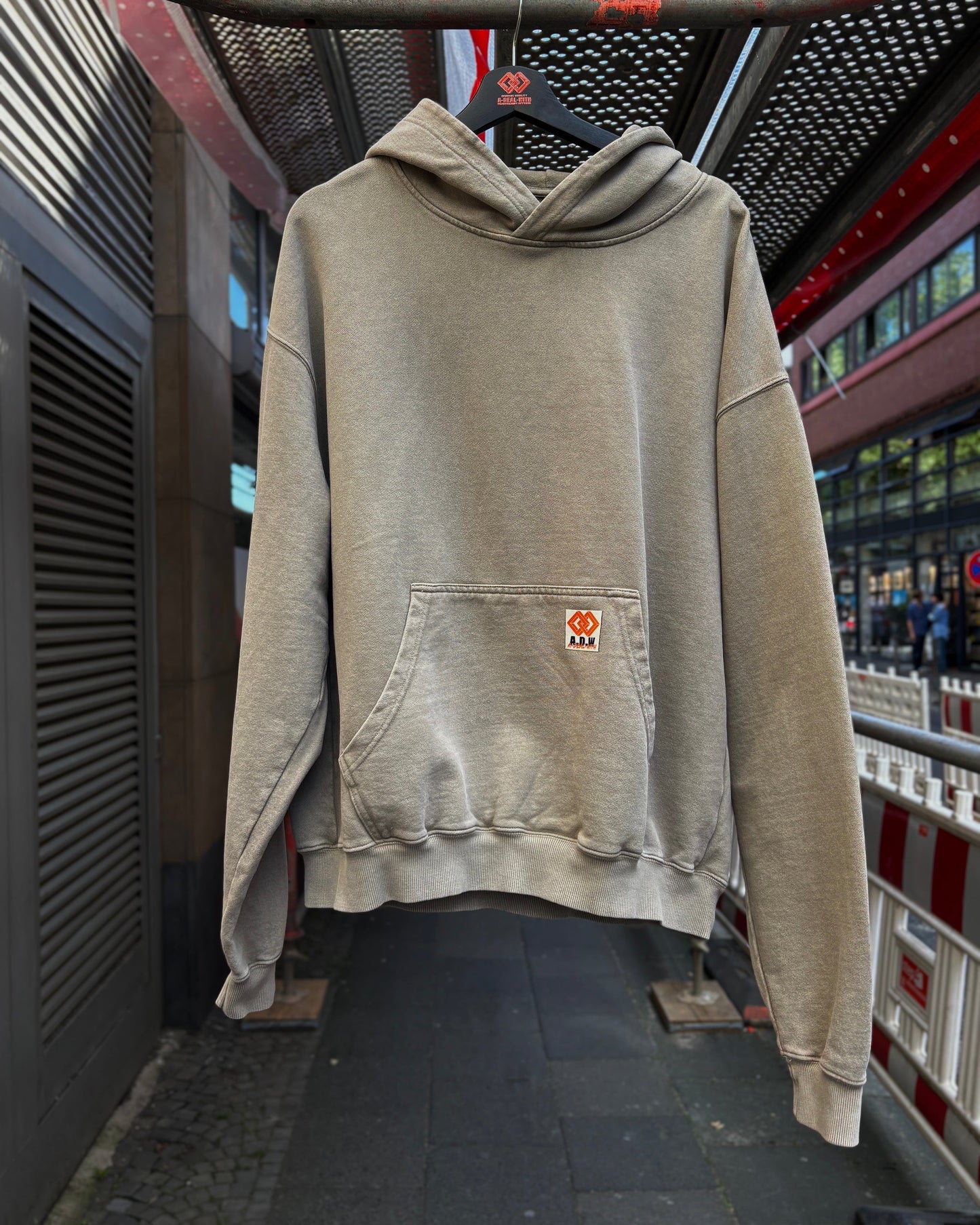 THE OVERSIZED HOODED SWEAT FADED DUNE