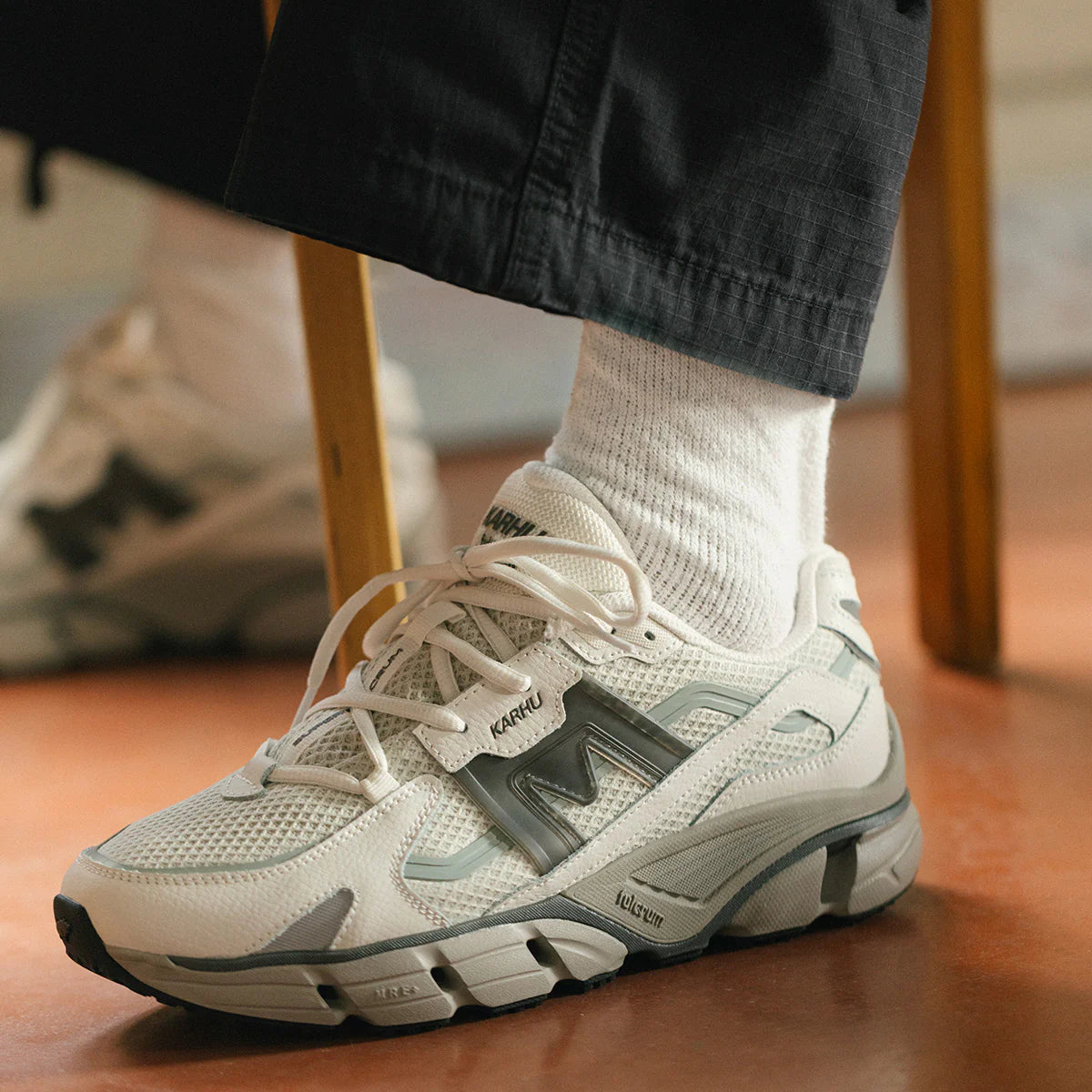 KARHU Super Fulcrum Blanc de Blanc / Dark Gull Gray